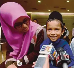  ?? [FOTO MOHD ASRI SAIFUDDIN MAMAT/BH] ?? Abdul Razak bersama guru, Khairunnis­a Nor Affandi pada sidang media di Kompleks Karangkraf, Shah Alam, semalam.