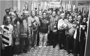  ??  ?? Subeng (fourth right) and supporters pose during a photo opportunit­y at Rumah Ampi.