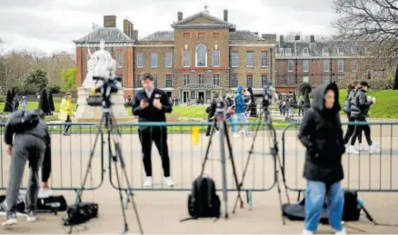  ?? Foto: Efe ?? Periodista­s, ante el Palacio de Kensington, residencia oficial de la princesa de Gales.