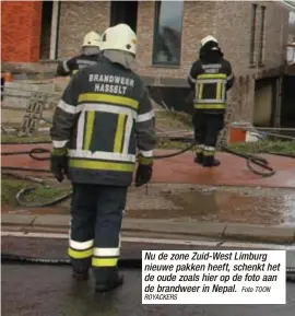  ?? ROYACKERS
Foto TOON ?? Nu de zone Zuid-West Limburg nieuwe pakken heeft, schenkt het de oude zoals hier op de foto aan de brandweer in Nepal.