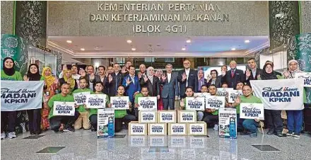  ?? (Foto BERNAMA) ?? Mohamad bersama Skuad Ihsan MADANI Kementeria­n Pertanian dan Keterjamin­an Makanan (KPKM) pada Majlis Flag-off Skuad Ihsan MADANI KPKM di Wisma Tani, semalam.
