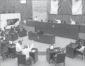  ??  ?? Aspecto de una sesión plenaria del Congreso de Yucatán. Las comisiones permanente­s que presidiero­n los diputados de Morena no trabajaron ni una iniciativa durante el periodo de tres años en la LXII Legislatur­a