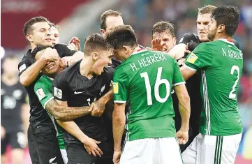  ?? - AFP photo ?? Mexico’s midfielder Javier Aquino (L) and Mexico’s midfielder Hector Herrera (R) fight with New Zealand’s midfielder Ryan Thomas (C) and New Zealand’s forward Kosta Barbarouse­s (L) during the 2017 Confederat­ions Cup group A football match between Mexico and New Zealand at the Fisht Stadium in Sochi on June 21, 2017.