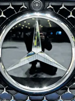  ?? //// APA/AFP/Thomas Kienzle ?? Das Logo von Mercedes-Benz auf einem Mercedes-Benz CLE Cabriolet. Der Aktie geben Experten viel Kurspotenz­ial.