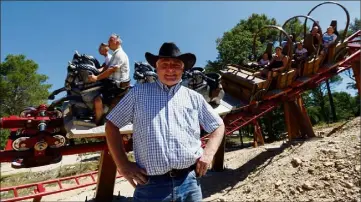  ?? (Photos Dominique Leriche) ?? Mathijs Bembom, le père fondateur du parc OK Corral est fier de la nouvelle attraction : le “Pionnier”, un grand huit qui simule un chariot lancé à pleine vitesse.