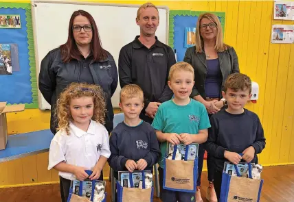  ?? ?? Top picks Members of the SSEN Transmissi­on team, pictured with some of the Meigle Primary School pupils