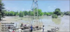  ?? HT ?? Farmers in a village near Gonda taking away their belongings after Ghaghra flooded their homes.