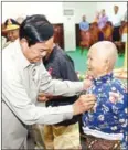  ?? K CHAM ADMINISTRA­TION ?? 200 veterans in Kampong Cham receive honorary medals for services to the motherland on May 9.