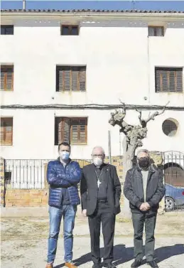  ?? AYTO. SAN ESTEBAN DE LA LITERA ?? El alcalde, Fernando Sabés, el obispo, Ángel Pérez, y Eduardo Faro.