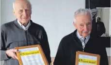  ?? FOTO: PRIVAT ?? Karl Schmidberg­er und Karl Hirschmann (von links) singen seit 65 beziehungs­weise 55 Jahren im Chor.