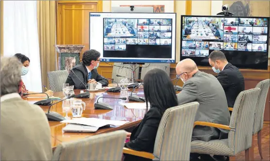  ?? POOL ?? El ministro de Sanidad, Salvador Illa, atiende junto a miembros de su equipo a la reunión telemática del Consejo Inteterrit­orial de Sanidad que se celebró ayer.