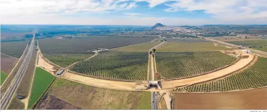  ?? FOTOS: EL DÍA ?? Vista general de lo que será el baipás del AVE, que unirá las líneas que van entre Sevilla y Málaga.