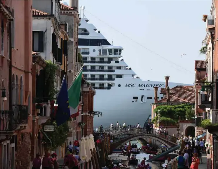  ?? Miguel Medina/afp ?? Dit beeld zullen de Venetianen niet meer zien: schepen boven de 40.000 ton mogen niet langer het Giudecca-kanaal binnenvare­n.