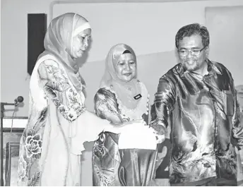  ??  ?? (From left) Jamilah, Salbiah and a guest place their hands on a globe to officially open the Excellent Awards 2014 ceremony.