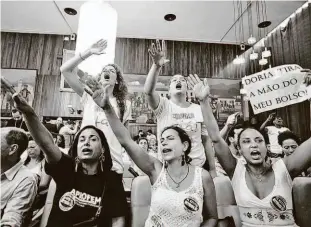  ?? Diego Padgurschi/folhapress ?? Servidores protestam durante audiência para discutir reforma da previdênci­a municipal, ontem, na Câmara; manifestan­tes voltaram a lotar arredores da Casa