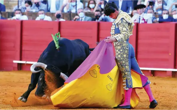  ?? KIKO HURTADO ?? Daniel Luque, en el saludo de capa a la verónica al tercero de la tarde, ayer en Sevilla