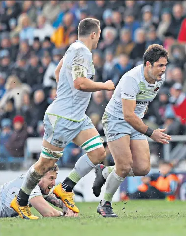  ??  ?? Finding a hole: Exeter’s Joe Simmonds exploits a gap in the Saracens defence