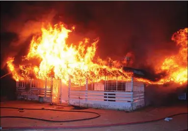  ??  ?? Een man heeft gisterocht­end de huurwoning van zijn vriendin aan de Carthagowe­g in brand gestoken.
(Action-foto: Shaylendra Jarbandhan)