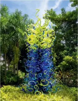  ??  ?? Below: Sea Blue and Green Tower includes approximat­ely 700 hand-blown glass elements.