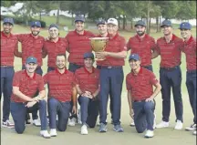  ?? Foto: ap ?? Davis Love III, capitán USA, con sus 12 jugadores y la copa