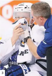  ?? PHOTOS AFP ?? 1. Torey Krug, des Bruins, a exulté après avoir créé l’égalité 4 à 4 au début de la troisième période. 2. Un partisan des Maple Leafs a manifesté son appui aux joueurs en bleu et blanc. 3. Morgan Rielly a reçu l’aide du thérapeute des Leafs après avoir...