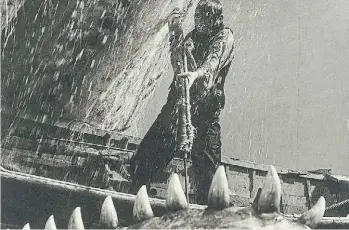  ??  ?? Escena de la legendaria adaptación al cine de Moby Dick,
Abordajes literarios. Cuentos del mar dirigida por John Huston.