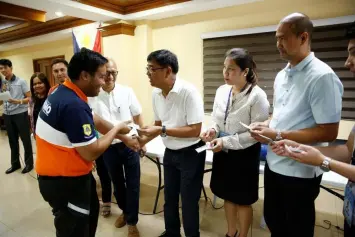  ?? CSF-CIO ?? A HEALTHIER FERNANDINO EMPLOYEE. A member of the City Disaster Risk Reduction and Management Office of San Fernando happily receives his health card, a project of the city government, in partnershi­p with the Philippine British Assurance Company, Inc., during the ceremonial awarding on Thursday at Heroes Hall.—