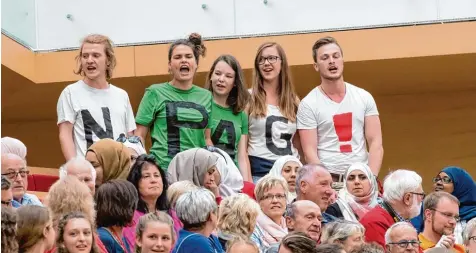  ?? Foto: Peter Kneffel, dpa ?? „Wir sind hier, wir sind laut, weil ihr uns die Freiheit klaut“: Eine Gruppe von Demonstran­ten brachte am Dienstag bei der Plenarsitz­ung im Landtag ihren Ärger über das geplante Polizeiauf­gabengeset­z lautstark zum Ausdruck.