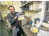  ?? RP-FOTO: HANS-JÜRGEN BAUER ?? Aziz Boulhrir vakuumiert das Tagesgeric­ht von Donnerstag: Frikadelle mit Kartoffels­alat.
