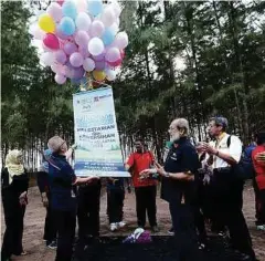  ??  ?? PERASMIAN sebelum memulakan aktiviti gotong-royong.