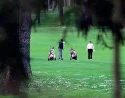  ??  ?? Il green Anche nell’uggiosa giornata di ieri più appassiona­ti calcavano i prati del Golf Club L’Albenza, sulle colline sopra Almenno San Bartolomeo. Il Club fu inaugurato nel giorno di Pasqua di 56 anni fa, nel 1961