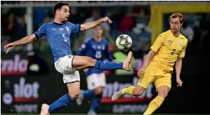  ?? AFP ?? Italy’s Giacomo Bonaventur­a (left) controls the ball ahead of Ukraine’s Bohdan Butko. —