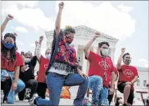  ?? EL PAÍS ?? EE. UU. Un grupo de ‘dreamers’ en una pasada protesta ante el Supremo.