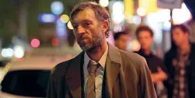  ??  ?? Indagini Vincent Cassel (51 anni) è il comandante della polizia François Visconti in «Black Tide», il polar di Érick Zonca tratto dal libro «Un caso di scomparsa» di Dror Mishani