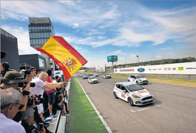  ??  ?? PARRILLA DE SALIDA. El coche de Diario As y APADEMA salió desde el primer puesto gracias a los puntos logrados en un concurso en el perfil de Facebook de Ford España.