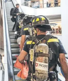  ??  ?? ► Cinco compañías de bomberos llegaron al mall Costanera Center por intoxicaci­ón con cianuro.