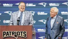  ?? /ARCHIVO. ?? Bill Belichick (izq.), quien llevó a los Patriots a ganar seis Super Bowls, compartirá su conocimien­to sobre el Draft.