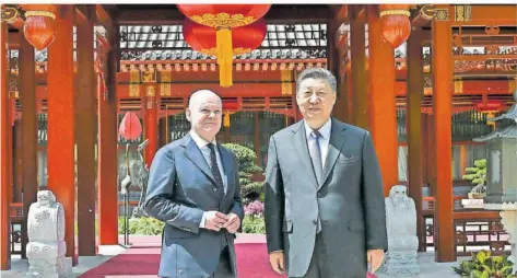  ?? FOTO: AP ?? Bundeskanz­ler Olaf Scholz traf am Dienstag Chinas Machthaber Xi Jinping.