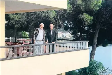  ?? . ?? Xavier Febrés, autor del libro, y Jaume Subirós, en la terraza del hotel Almadraba, en Roses