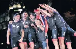  ??  ?? EQUIPO. Los integrante­s del Sky posan con Froome en el podio.