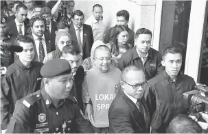  ?? — Gambar Bernama ?? BANTU SIASATAN: Mohd Isa tiba di Mahkamah Majistret Putrajaya semalam untuk prosiding reman bagi membantu siasatan Suruhanjay­a Pencegahan Rasuah Malaysia (SPRM) berkaitan beberapa kes di Putrajaya.