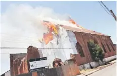  ??  ?? ► Iglesia San Francisco fue consumida por las llamas.