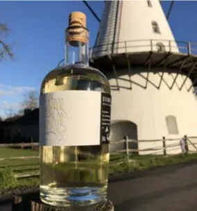  ?? FOTO PATRICK VAN DYCK ?? Een fles Sterke van Boechout in de schaduw van de Steenen Molen, naast wijndomein Oud Conynsberg­h.