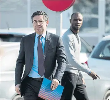  ?? FOTO: PERE PUNTÍ ?? Bartomeu respaldó a Abidal el domingo antes del Barça-Levante