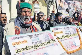  ?? DEEPAK SANSTA/HT ?? Congress workers staging a protest against demonetisa­tion in front of Lal Bahadur Shashtri’s statue near DC office in Shimla on Friday.