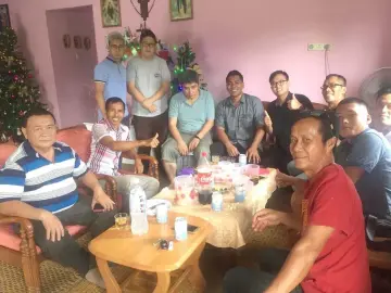  ??  ?? Mordi (seated fourth left) with some of the well-wishers at his Christmas open house.