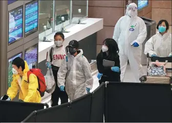  ?? GAO ERQIANG / CHINA DAILY ?? Some of the 180 teenage Chinese students arrive at Shanghai Pudong Internatio­nal Airport on Sunday after taking a chartered flight from San Francisco as part of China’s plan to bring young Chinese students back home amid the COVID-19 pandemic.