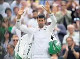  ??  ?? Djokovic saluda al público de la central ayer en Wimbledon.