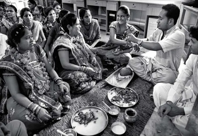  ??  ?? IN THE NAME OFGOD( FROM LEFT) SURROGATE MOTHERS MADHURI SURBHI PATEL, 24, NIRANJANA SARLA PATEL, 28, AND RUKMINI REDDY, 27, HAVE ASREEMANTH­AM OR SEVENTH MONTH CEREMONIAL­BLESSING PERFORMED JOINTLYATT­HE SURROGATE HOUSE