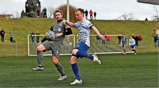  ?? Foto: Tilo Schneider ?? Die Riesaer, hier in Blau-Weiß in einem Testspiel dieses Jahres im Einsatz, haben in der Landesklas­se Mitte bisher 54 von 60 Punkten gebucht.